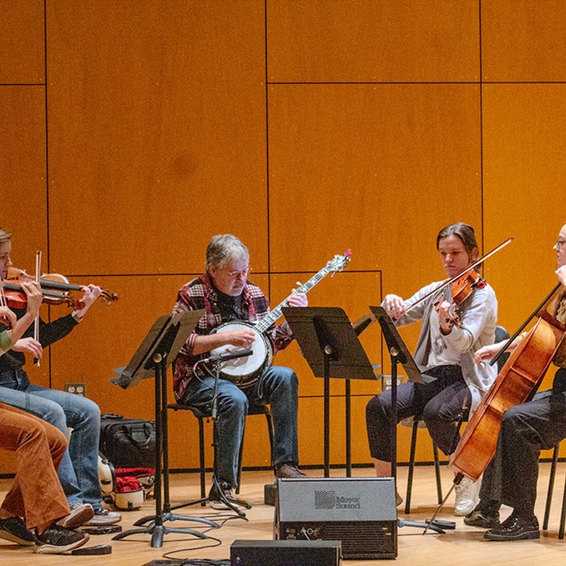 Bela Fleck with banjo performing with Trillium Quartet