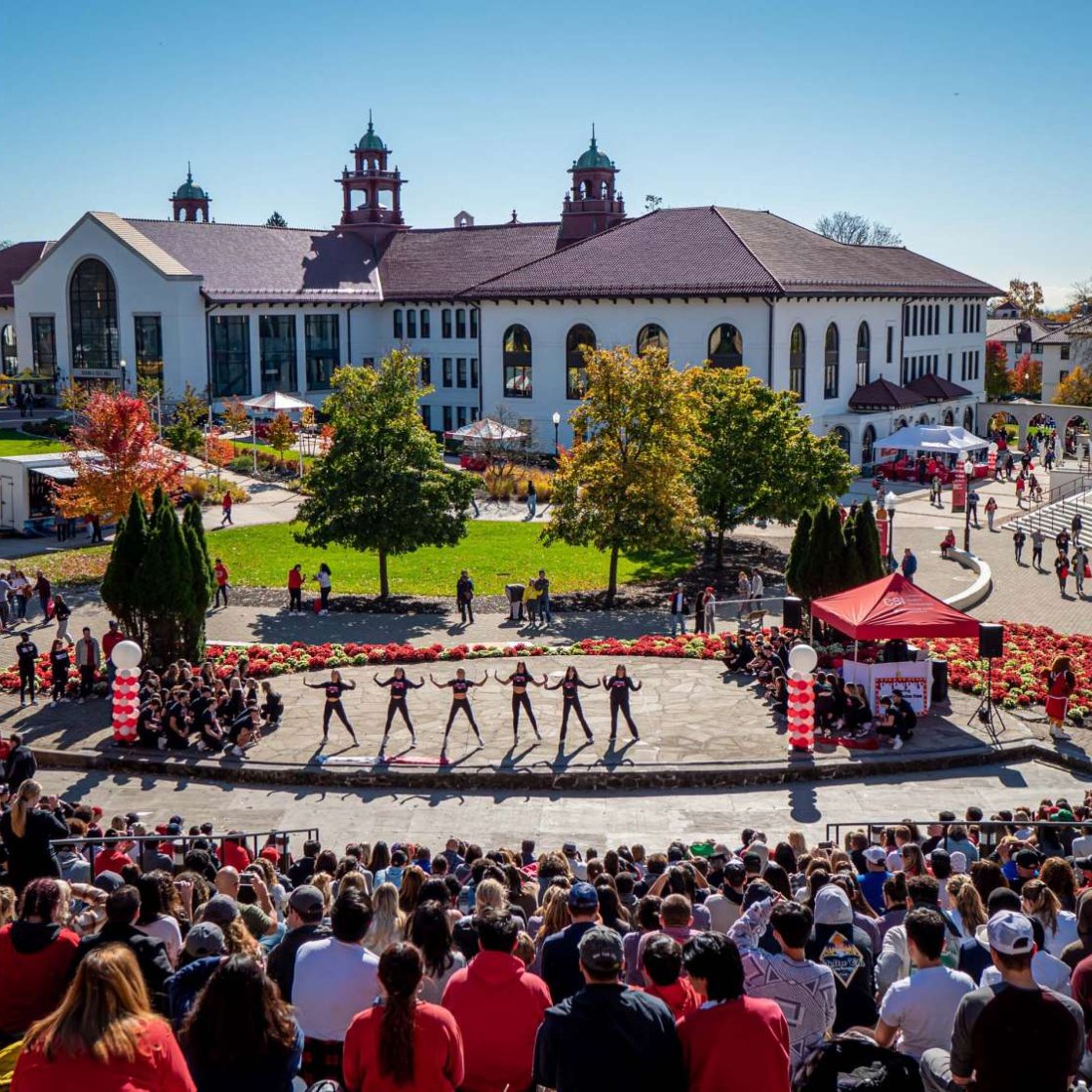 Students perform at Homecoming