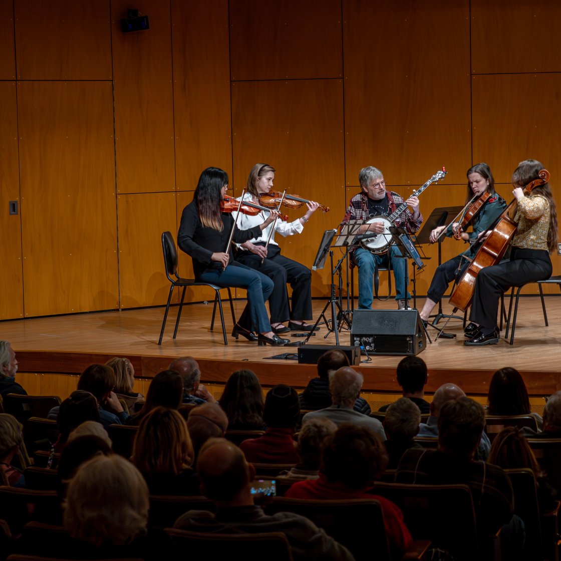 Cali Midweek performance with Bela Fleck and string quartet in front of audience