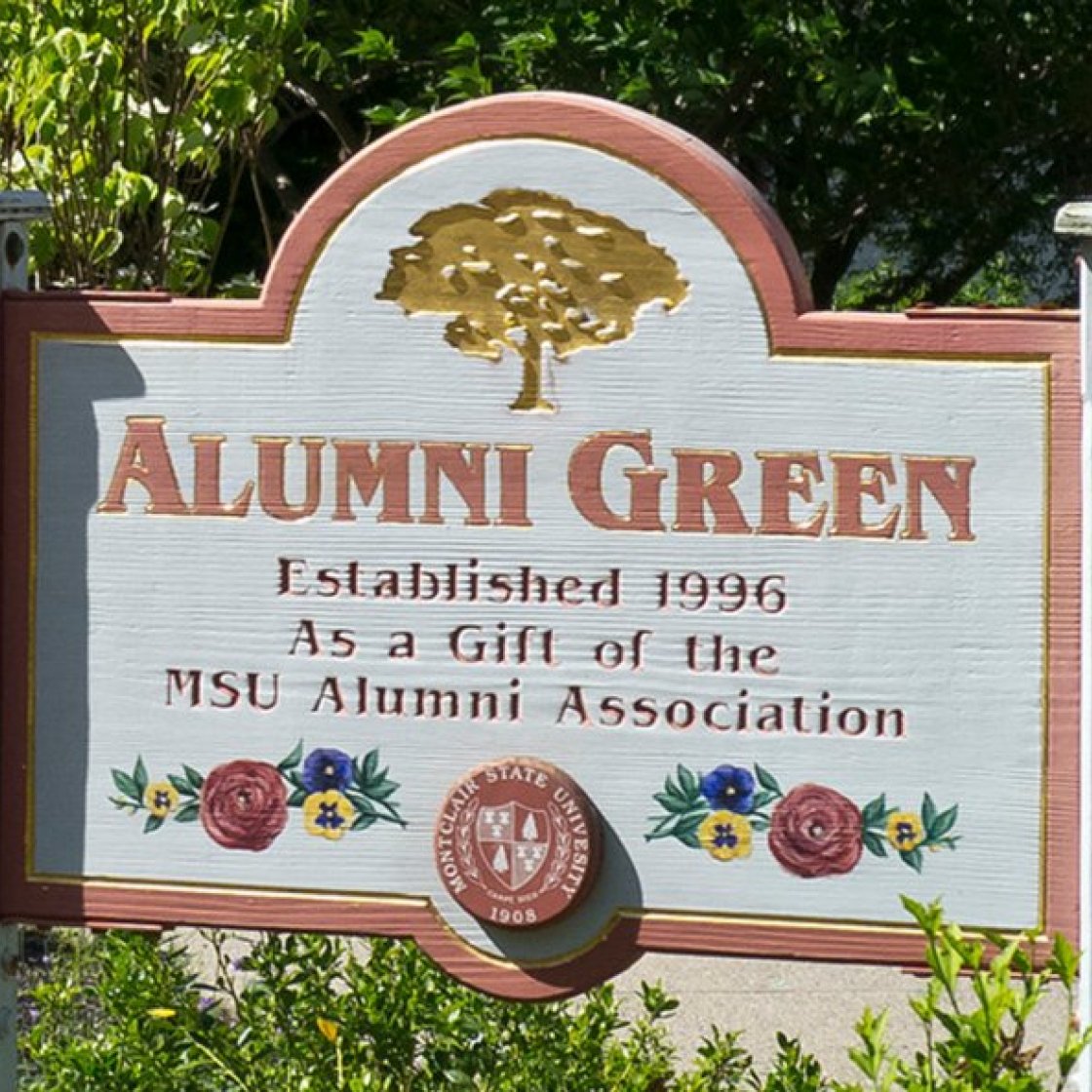 Alumni Green Sign