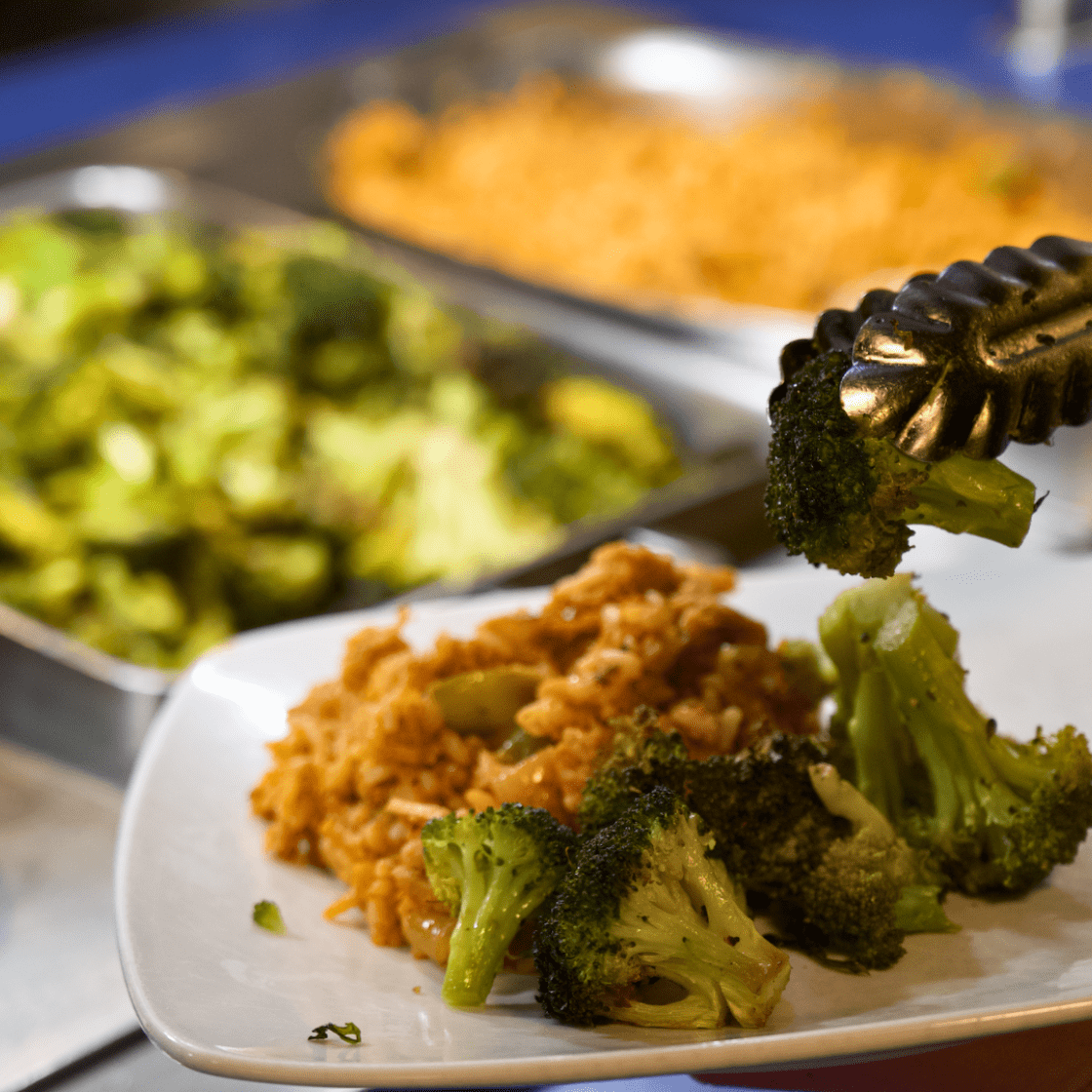 A plate of food with chicken and broccoli on it