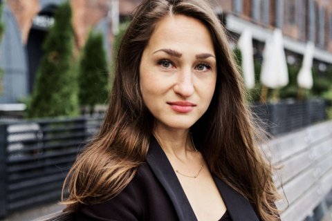 Dr. Leah Batstone headshot