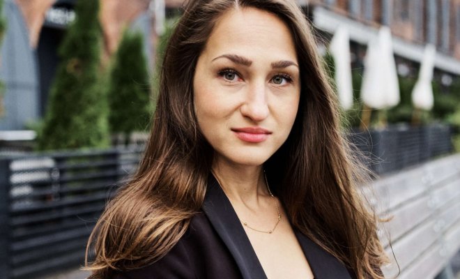 Dr. Leah Batstone headshot