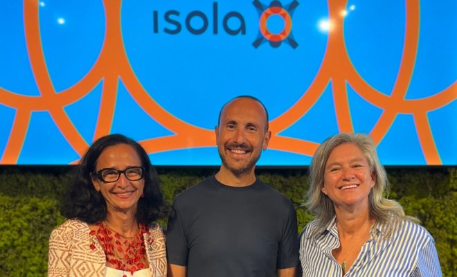 Three people pose in front of a blue and orange background reading "Isola"
