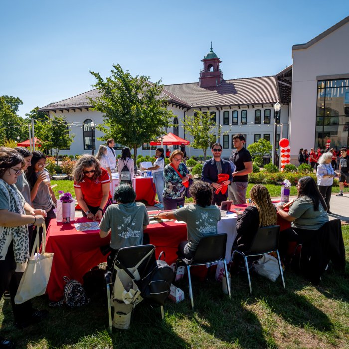 Bonner Leaders at table on campus