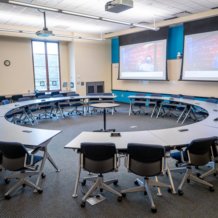 Lecture hall with circular table 