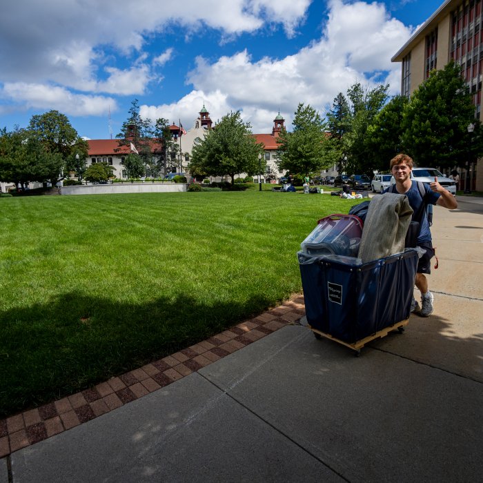 Student giving thumbs on Move-In Day