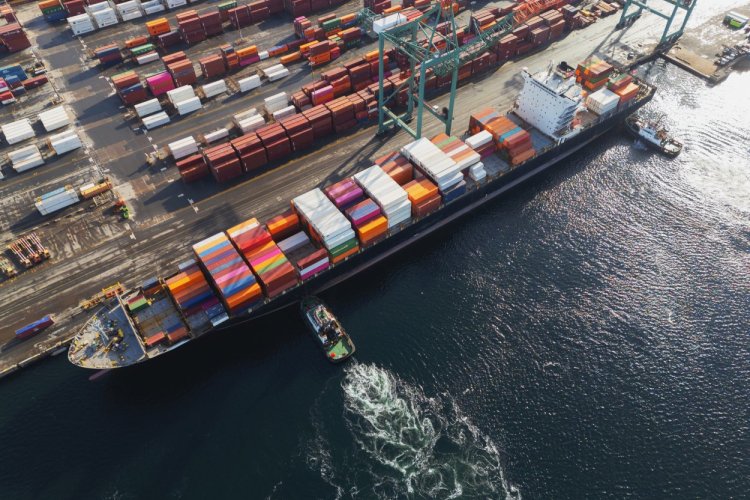 Ship carrying large containers