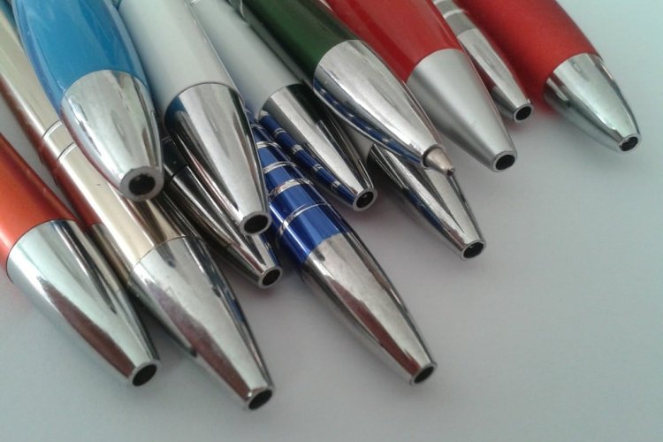 cluster of ballpoint pens