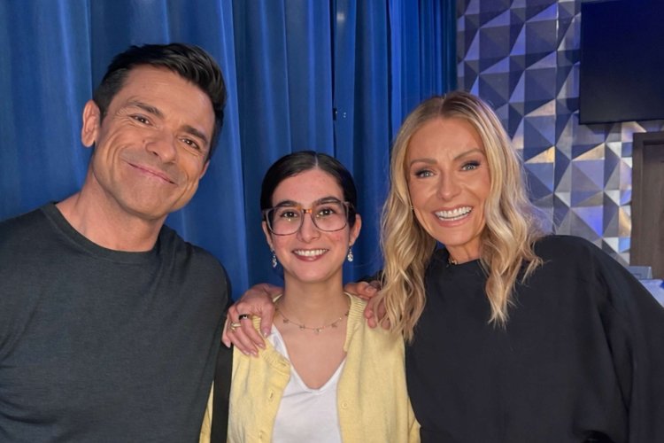 Teresa Gomez poses for photo with Kelly Ripa and Mark Consuelos.