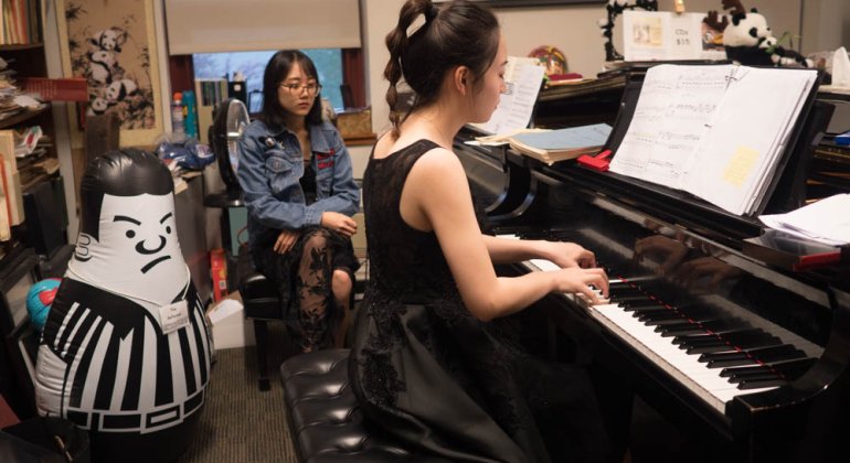 Student having piano lesson from Cali professor