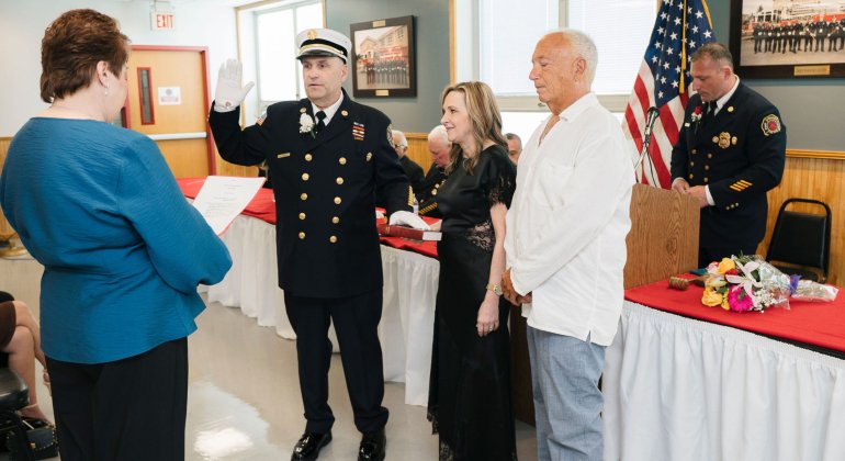 Robert Ferrara being sworn in 2026