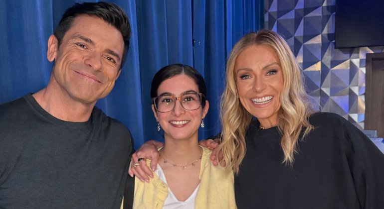 Teresa Gomez poses for photo with Kelly Ripa and Mark Consuelos.
