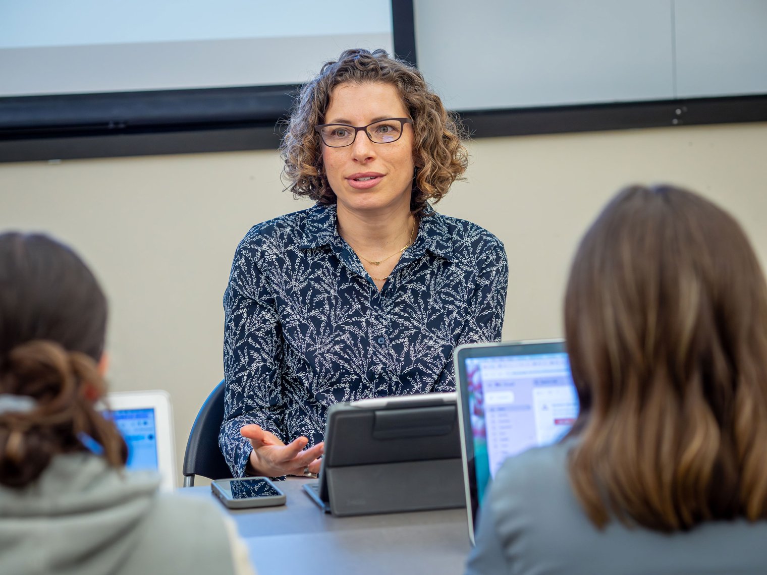  A professor gestures as she addresses her class. 