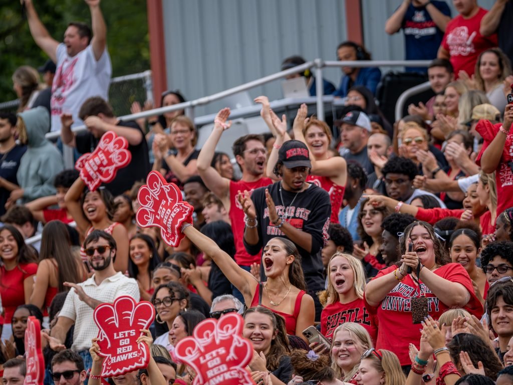 homecoming students cheering