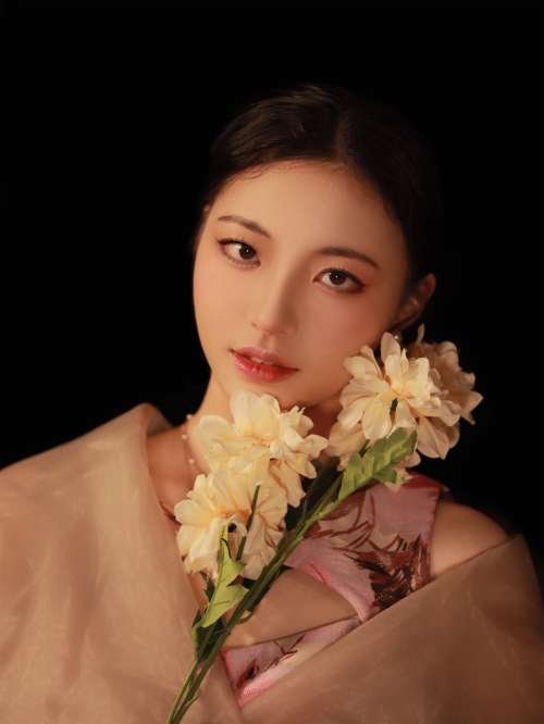Runju Feng Artist Graduate Vision Student holding flower