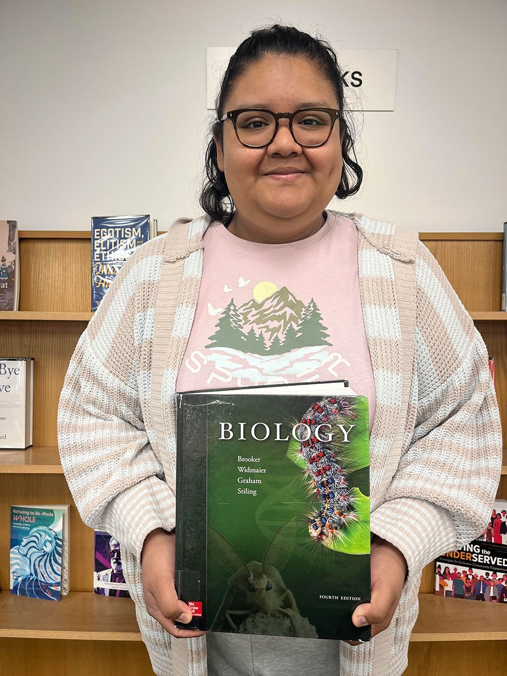 Naydelin Guzman holding book