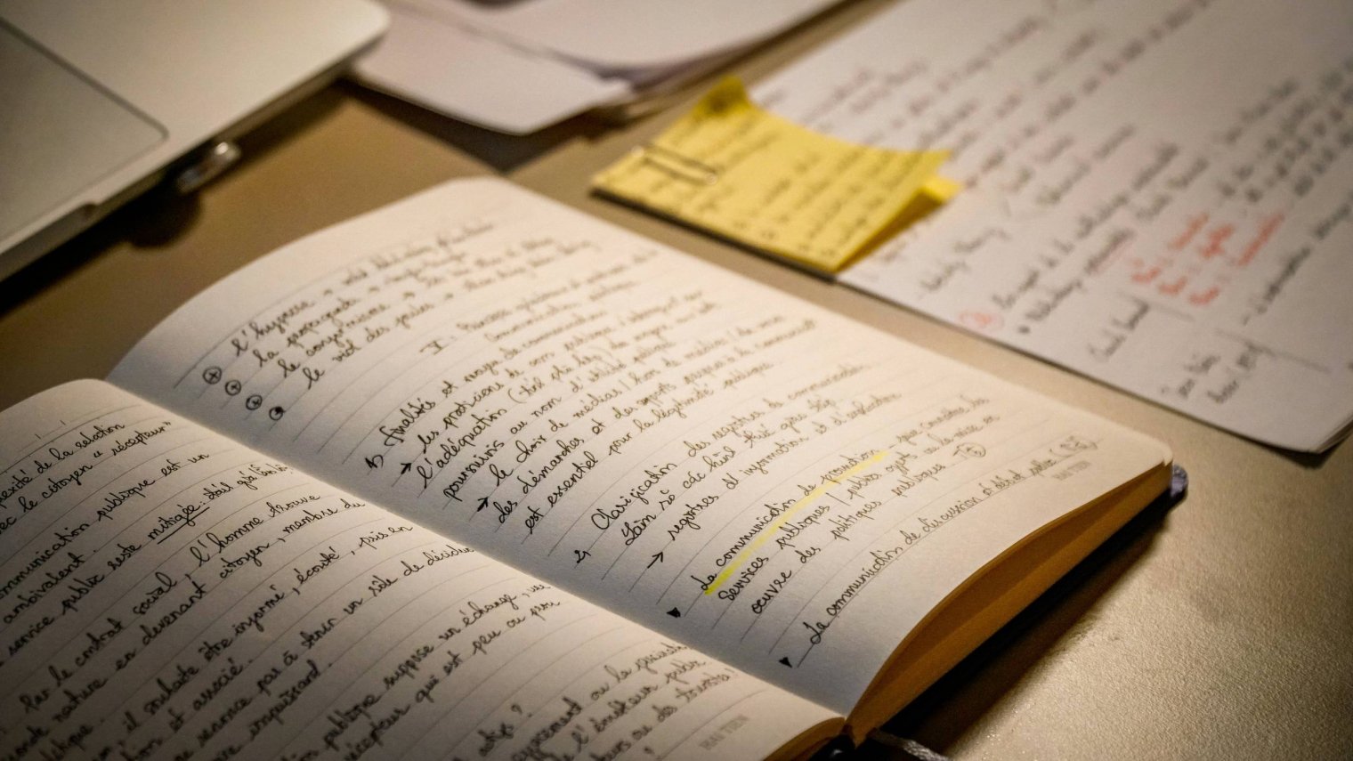 An open book with text written in French