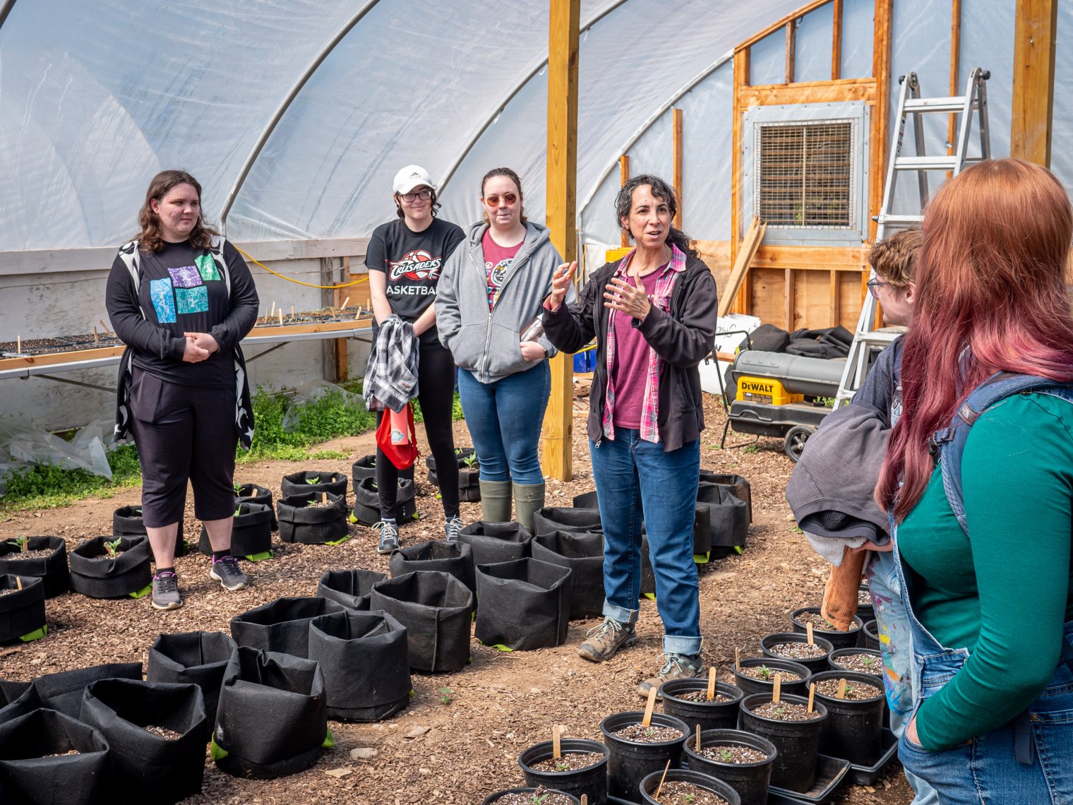 Students and faculty at the Munsee Three Sisters Farm