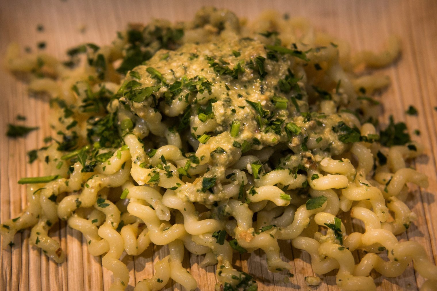 A close up of a pile of macaroni and cheese