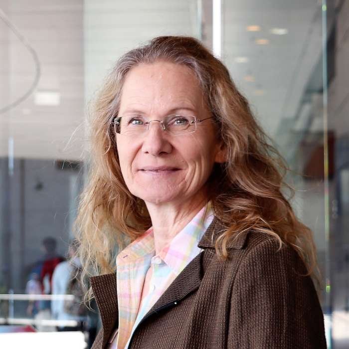 Dr. Tina Huesing